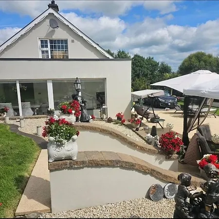 Dernvale House - Double Sleeps 3 Гостевой дом