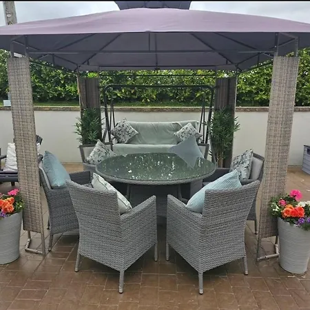 Dernvale House - Double Sleeps 3 *